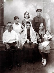Zeyneb Lümanova (solda birinci ayaq üstünde) anası Nefize hanım (birinci sırada ortada) ve ağaları-apteleri ile beraber.
