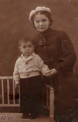 Zeyneb Lümanova oğlu Ruslan ile beraber. 1941 s.
