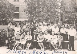 Qırım milliy areketi iştirakçileri. Zeyneb Lümanova (birinci sırada dördünci), yanında qırım milliy areketiniñ ateşin küreşçisi Muqsim Osmanov. Moskva, 1967 s.