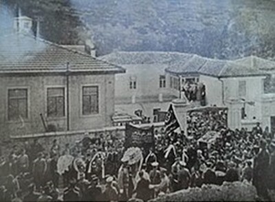 Bağçasaray. 1914 senesi, sentâbr 12. İsmail Bek Gaspralınıñ cenaze merasimi.