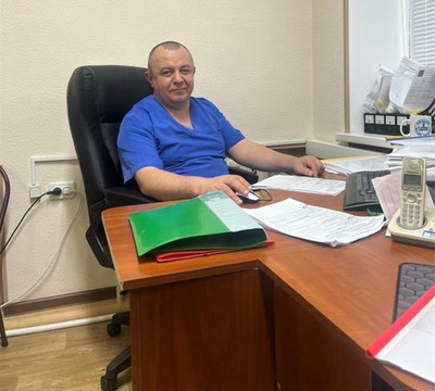 Ибраим Талят огълу Абла иш кабинетинде